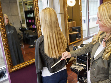 Klar und deutlich ist die schöne neue Haarlänge zu sehen:  (&copy; &copy; Great Lengths)