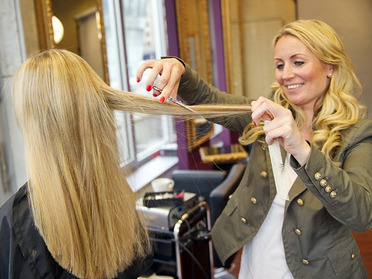 Die neuen Haare werden vom Profi noch geschnitten:  (&copy; &copy; Great Lengths)
