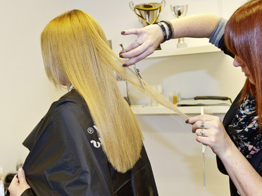 Schnell wird dem Haar noch der richtige Schnitt verpasst.:  (&copy; &copy; Great Lengths)