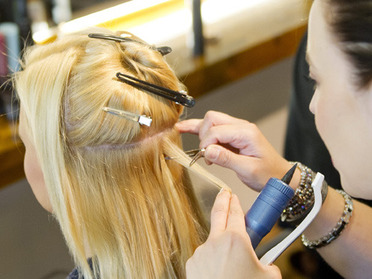 Katrin arbeitet jetzt schon eine Reihe höher. Die unteren Bondings sind nicht mehr zu sehen.:  (&copy; &copy; Great Lengths)