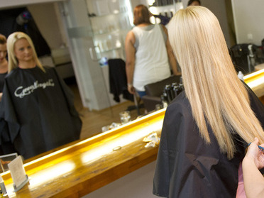 Finale: die traumhaften Haare erhalten nun ihre Endlänge. Danach wird Katrin aus diesem vollen, langen und wunderbar natürlichen Haar eine tolle Hochzeitsfrisur zaubern.:  (&copy; &copy; Great Lengths)