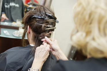 Maren bekommt die ersten Bondings gesetzt:  (&copy; &copy; Great Lengths)