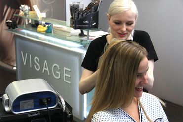 Heidi mit Hairstylistin: Galagewinnerin Heidi (&copy; &copy; Great Lengths)