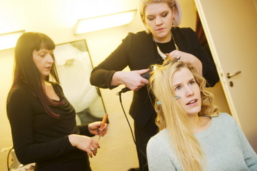 Stylistinnen am Werk: PR Frau Marlene bekommt Extensions appliziert. (&copy; &copy; Great Lengths)