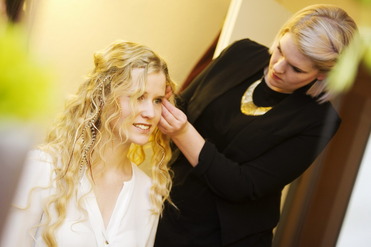 Finish: Ein letztes Zurechtzupfen der Haare für das Styling-Finish. (&copy; &copy; Great Lengths)