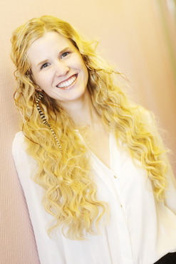 Lockenpracht: Die Blondine ist begeistert von der dichten Lockenpracht. (&copy; &copy; Great Lengths)