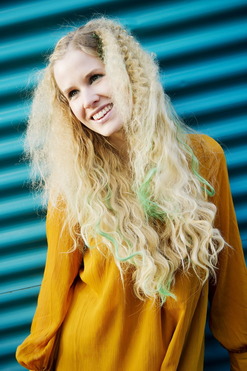 Federn und Kreide: Verschiedene Styles - ein toller Look. Durch TINT Haarkreide. (&copy; &copy; Great Lengths)