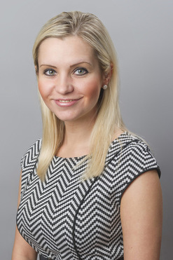 Julia mit etwa schulterlangem, glatten Haar vor dem Umstyling:  (&copy; &copy; Great Lengths)