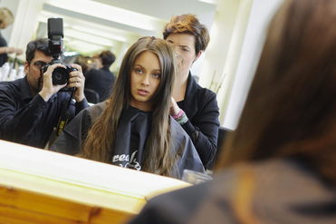 Die Einarbeitung der Strähnen beginnt:  (&copy; &copy; Great Lengths)