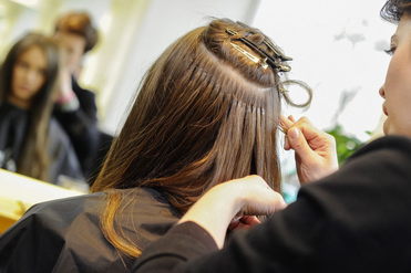 Einarbeitung der Strähnen:  (&copy; &copy; Great Lengths)