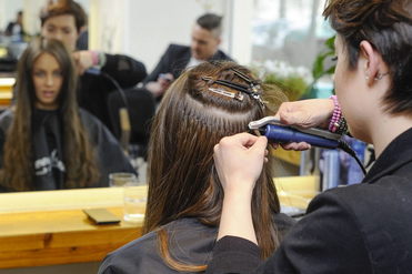 Strähnen-Einarbeitung mithilfe schonender Ultraschalltechnik:  (&copy; &copy; Great Lengths)