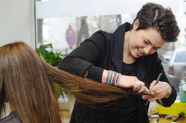 Mit dem Schnitt sorgt Katrin für die Übergänge:  (&copy; &copy; Great Lengths)