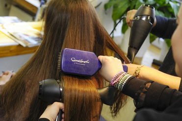 Kisa´s neue Mähne wird glatt geföhnt:  (&copy; &copy; Great Lengths)