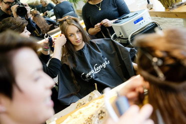 Einarbeitung der Strähnen:  (&copy; &copy; Great Lengths)