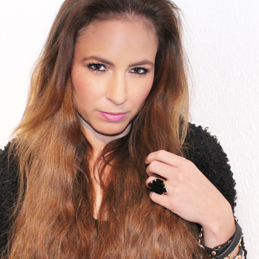 Extensions, eingearbeitet von Hairstylistin Yvonne:  (&copy; &copy; Great Lengths)
