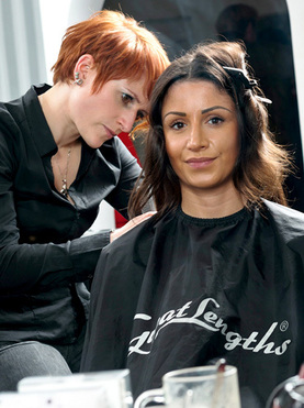 Stylistin Nadine beim Setzen der ersten Bondings:  (&copy; &copy; Great Lengths)