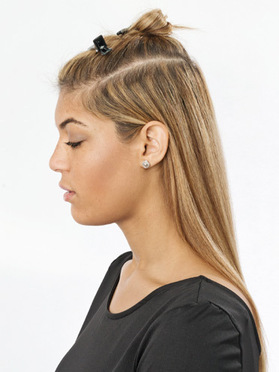 Die abgeteilten Haare werden mit Clips fixiert:  (&copy; &copy; Great Lengths)