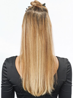 Die abgeteilten Haare werden mit Clips fixiert:  (&copy; &copy; Great Lengths)