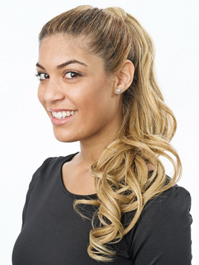 Voluminöses und trendiges Pony-Styling:  (&copy; &copy; Great Lengths)