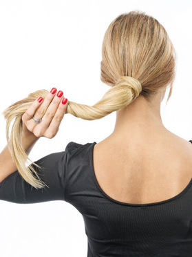 Haarknoten mit Simply Straight, Step 1:  (&copy; &copy; Great Lengths)