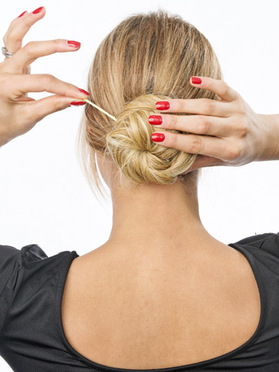 Haarknoten mit Simply Straight, Step 4:  (&copy; &copy; Great Lengths)