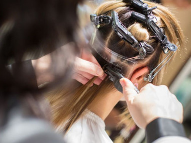 Strähne für Strähne wird eingesetzt:  (&copy; &copy; Great Lengths)