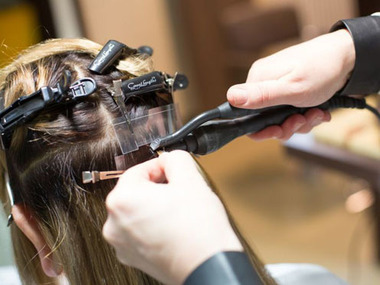 Einsetzen der Strähnen mit der Multisonic:  (&copy; &copy; Great Lengths)