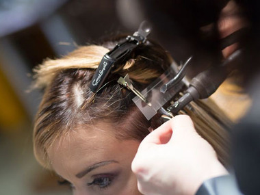 Einsetzen der Strähnen:  (&copy; &copy; Great Lengths)