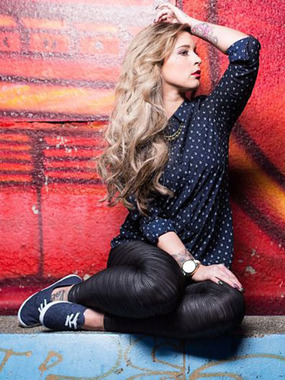 Steffi alias Pepper van Hyvest präsentiert ihr neues Outfit:  (&copy; &copy; Great Lengths)