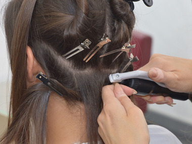 Die Strähnen werden mithilfe von Ultraschall-Technik eingesetzt:  (&copy; &copy; Great Lengths)