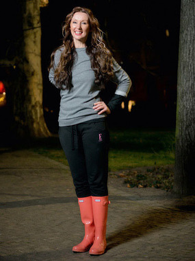 Der neue Look passt sich auch Hanka´s Lieblingskleidungsstück, den Gummistiefeln, an:  (&copy; &copy; Great Lengths)