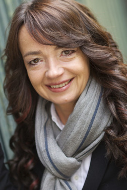 Maren ist glücklich, Ihre Haarverlängerung wunderbar gelungen:  (&copy; &copy; Great Lengths)