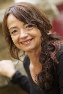 Die Haare in Locken gelegt, und die Veränderung ist gelungen:  (&copy; &copy; Great Lengths)