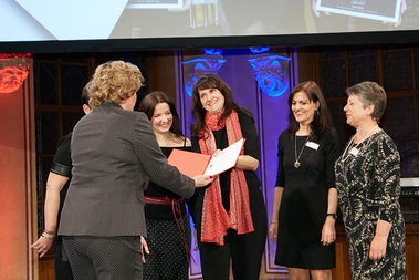 Geschäftsführerin Anita Lafer übernimmt den Preis:  (&copy; &copy; Daniel Nuderscher)