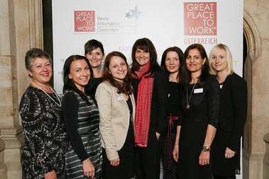 Eine Delegation der Mitarbeiter durften den Preis mit Anita Lafer entgegen nehmen:  (&copy; &copy; Daniel Nuderscher)