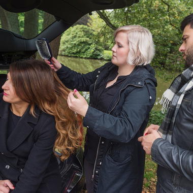 Noch ein schnelles Styling vor dem Fotoshooting:  (&copy; &copy; Great Lengths)