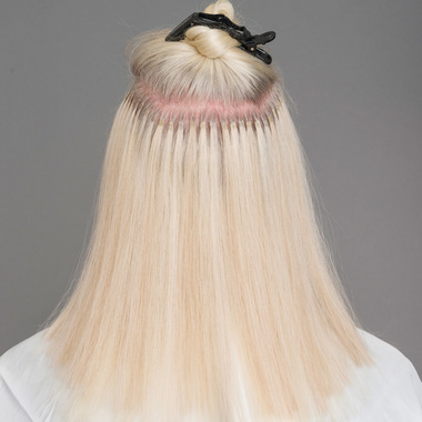  Die einzelnen Extensions in gleichmäßigen Abständen anbringen, bis die gesamte Haarpartie bedeckt ist:  (&copy; &copy; Great Lengths)