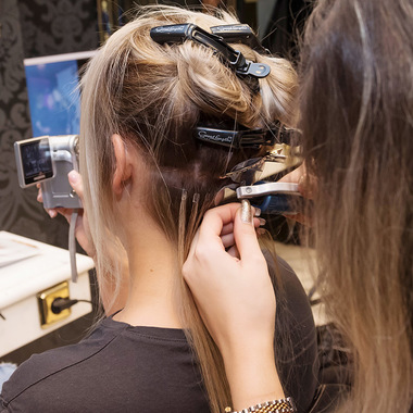 Die Bondings werden mit schonender Ultraschalltechnik eingesetzt:  (&copy; &copy; Great Lengths)