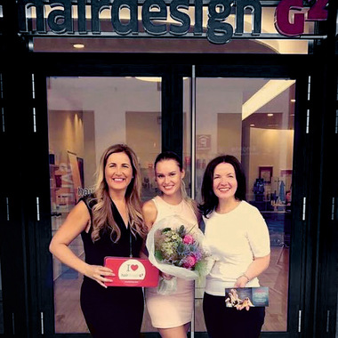 Vor dem Salon hairdesign G2:  (&copy; &copy; Great Lengths)