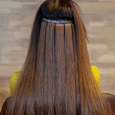 Die GL Tapes werden appliziert:  (&copy; &copy; Great Lengths)