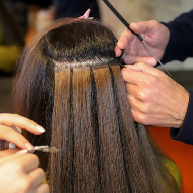 Die GL Tapes werden appliziert:  (&copy; &copy; Great Lengths)