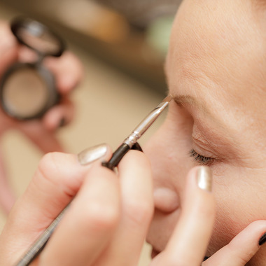 Gisela wird beim Umstyling professionell geschminkt:  (&copy; &copy; Great Lengths)