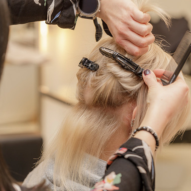 Das Haar wird abgeteilt:  (&copy; &copy; Great Lengths)