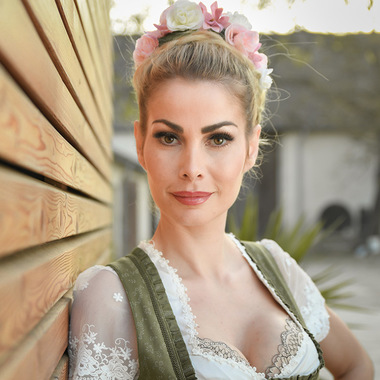 Blumen verleihen jeder Hochsteckfrisur das gewisse etwas:  (&copy; &copy; Great Lengths)