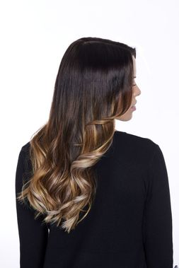 Lisa GL Tapes nachher01: Eine wallende Mähne mit farbenfrohen Highlights ist das Ergebnis. (&copy; &copy; Great Lengths)