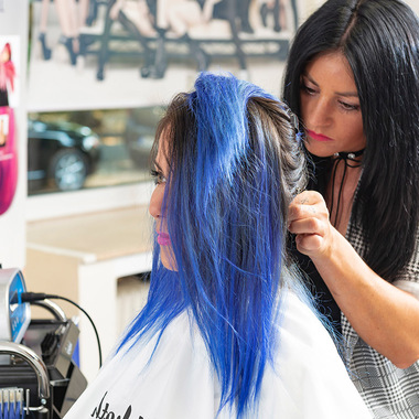 Sorgsam arbeitet Lena die Extensions ein:  (&copy; &copy; Great Lengths)