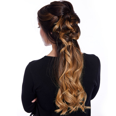 Mit den ultraflachen und unsichtbaren Bondings sind auch Zopf- und Hochsteckfrisuren möglich:  (&copy; &copy; Great Lengths)