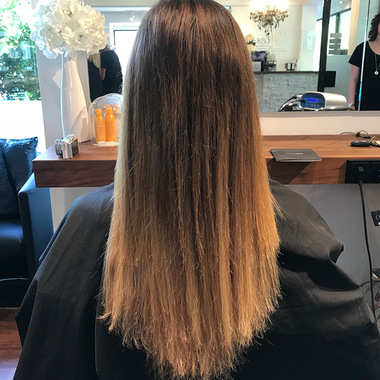 Jetzt fehlt nur der der perfekte Schnit für den natürlichen Fall des Haares:  (&copy; &copy; Great Lengths)