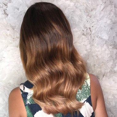 Von der neuen Balayage-Frisur ist Sandra begeistert:  (&copy; &copy; Great Lengths)