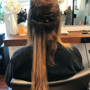 Reihe für Reihe werden die Extensions mithilfe schonender Ultraschall-Technik eingearbeitet.:  (&copy; &copy; Great Lengths)